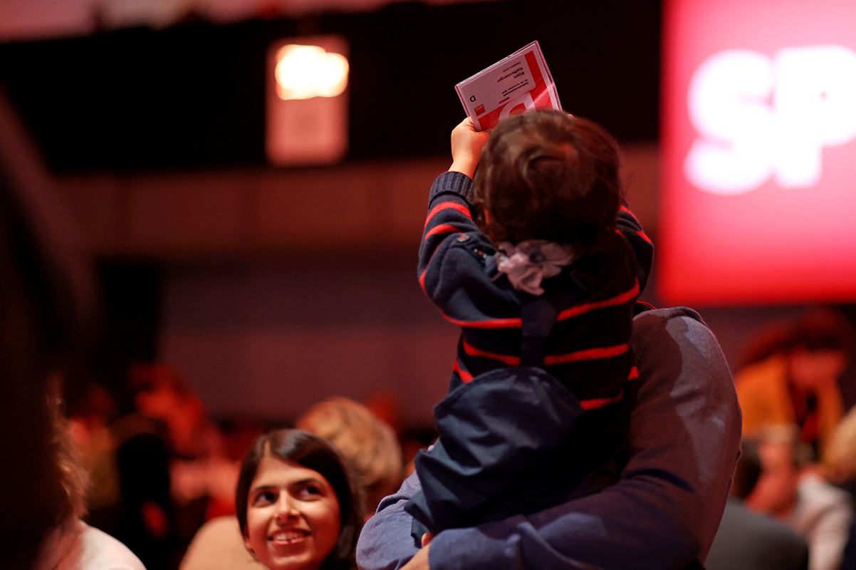 Foto: Kind hält Delegierten-Karte hoch